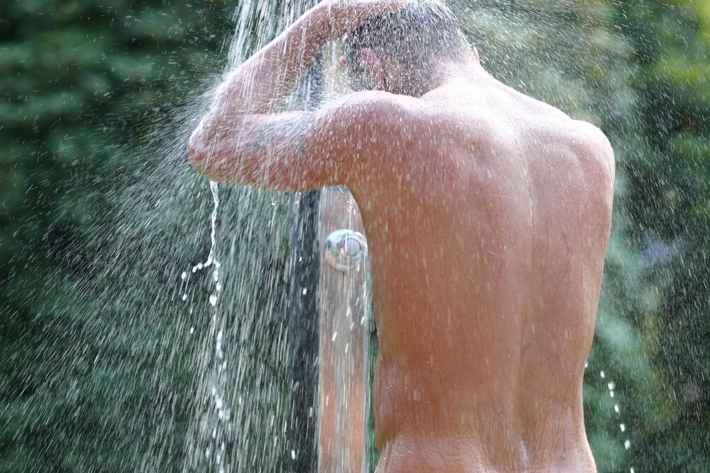 پس از حمام با نوشابه، مرد باید دوش آب خنک بگیرد. 